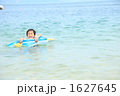 フロートで遊ぶ笑顔の男の子