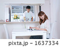 家事をする夫とリラックスする妻（モデル：吉田千絵美・古荘智宣）
