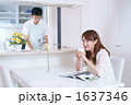 家事をする夫とリラックスする妻（モデル：吉田千絵美・古荘智宣）