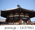 1637961