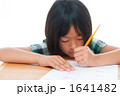 勉強する女の子