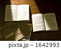 机上の洋書