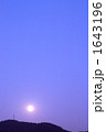 1643196
