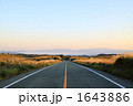 1643886