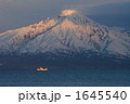 朝日を浴びる漁船と利尻富士