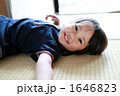 畳に寝転ぶ幼児
