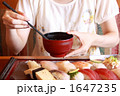 味噌汁を飲む女性 味噌汁を飲む女性