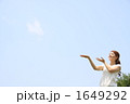 女性と青空