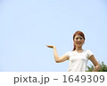 女性と青空