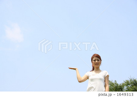 「女性と青空」の写真素材
