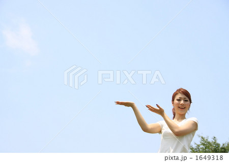 「女性と青空」の写真素材