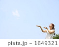 女性と青空