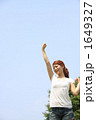 女性と青空 女性と青空
