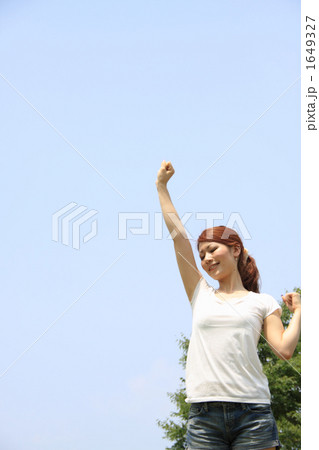 「女性と青空」の写真素材 「女性と青空」の写真素材