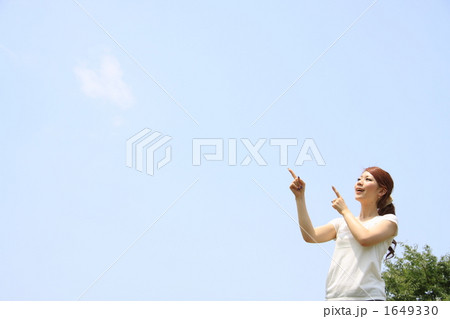「女性と青空」の写真素材 「女性と青空」の写真素材