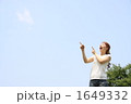 女性と青空