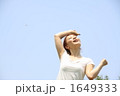 女性と青空 女性と青空