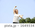 女性と青空