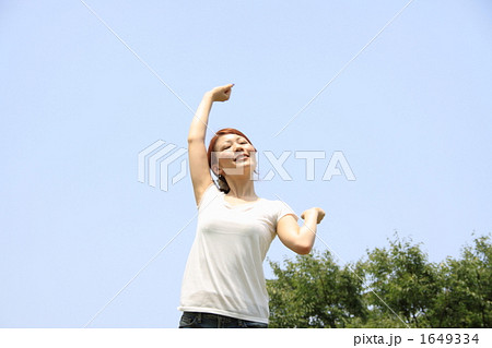 女性と青空 女性と青空