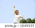 女性と青空 女性と青空