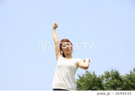 「女性と青空」の写真素材