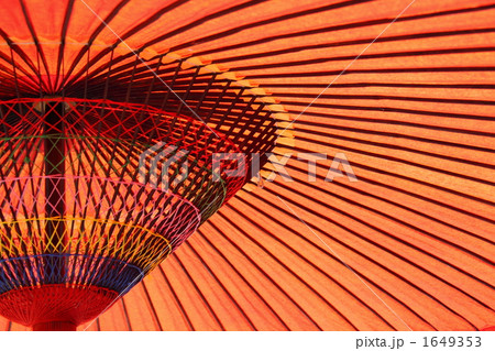 「赤い傘」の写真素材