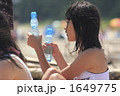 ラムネを両手に持つ女の子