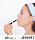 女性とリップスティック