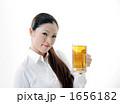 女の子とビールジョッキ（モデル名：らん）