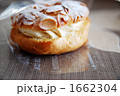 バタークリームのシュークリーム１（横）