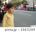 博多どんたく港祭で好奇心で見つめる幼児