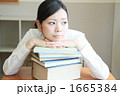 悩む女子高生