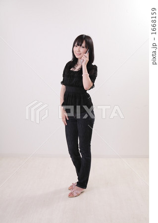 女性と携帯電話