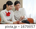メールを見る女子高生と教師