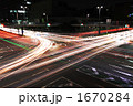 交差点を行き交う