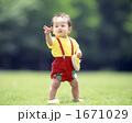 靴を脱いだ赤ちゃん