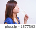 シャンパンを飲む若い女性