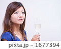 シャンパンを飲む若い女性