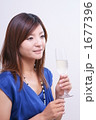 シャンパンを飲む若い女性