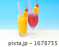 冷たいハイビスカスティーと南国風オレンジジュース。