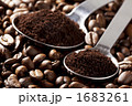 コーヒー豆と計量スプーン