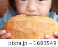 パンにかぶりつく子ども