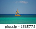エメラルドグリーンに浮ぶ黄色いヨット
