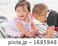 もうちょっとで頭がぶつかりそうな赤ちゃん