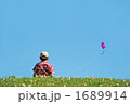 少年と凧揚げ