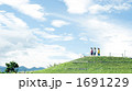 広い空と子供たち