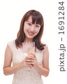 シャンパンと若い女性（モデル：吉田千絵美）