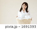 洗濯する主婦（モデル：吉田千絵美）