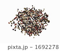 色々な粒コショウ
