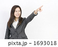 指差す女性